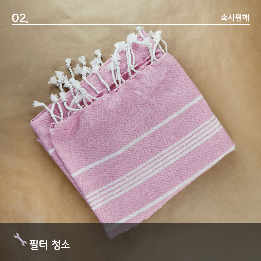 건조기 필터를 손으로 꺼내 먼지를 확인하는 모습